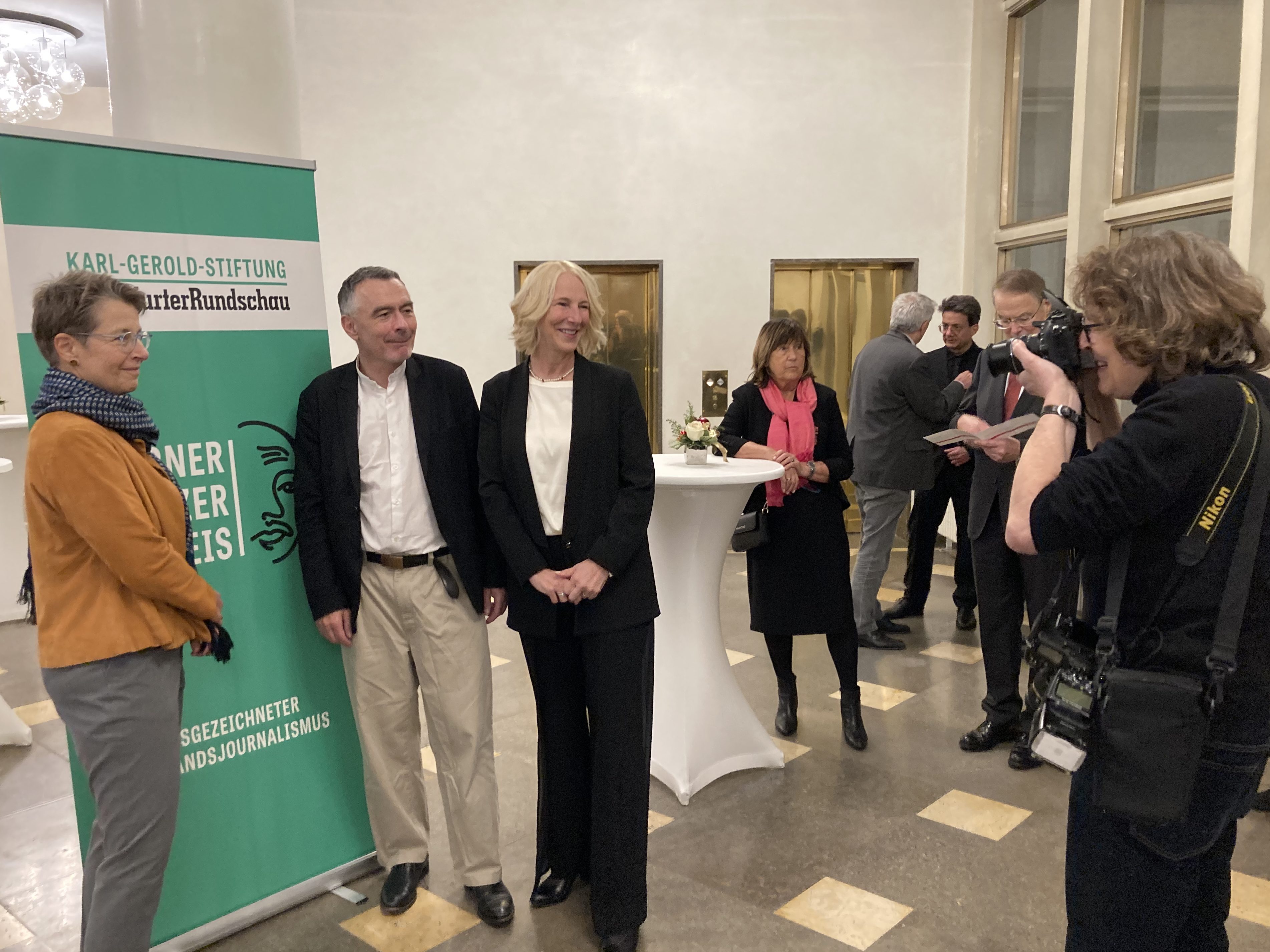 Andrea Böhm („Die Zeit“), Katrin Eigendorf (ZDF) und Christoph Reuter („Der Spiegel“), bei der Preisverleihung fotografiert von Monika Müller.